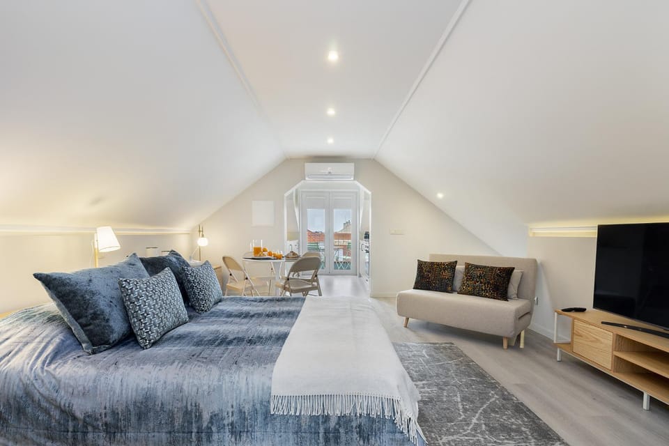 Bed, TV and multimedia, Bedroom