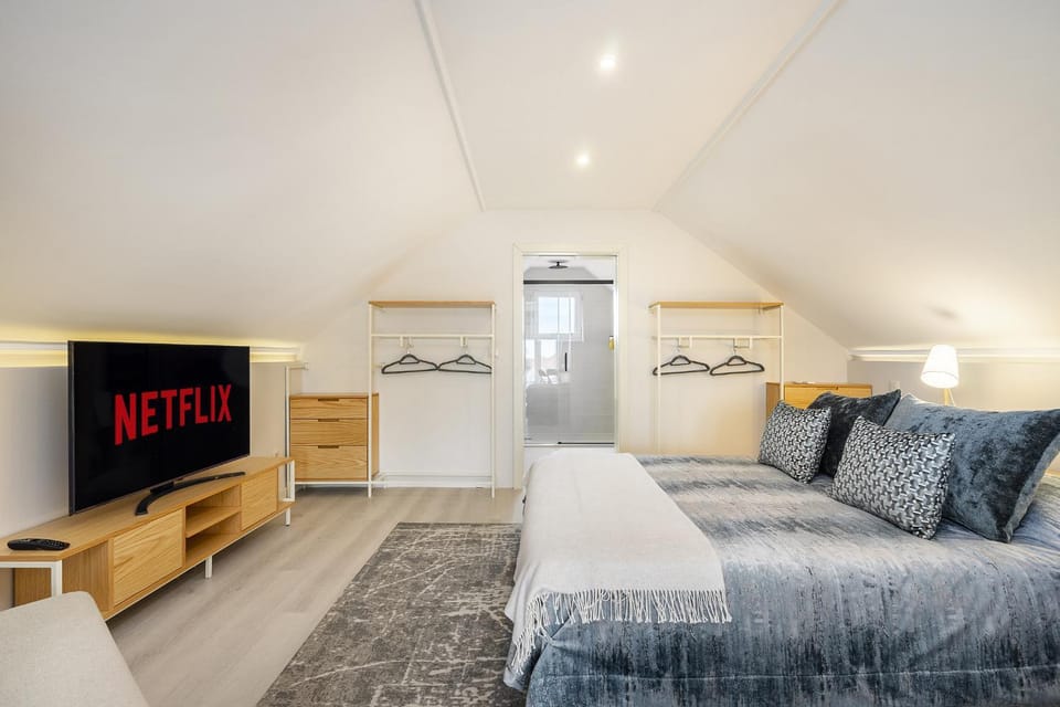 Bed, TV and multimedia, Living room, Bedroom