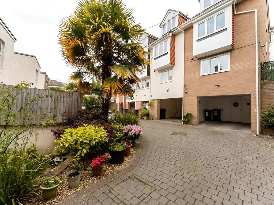 Property building, Day, Neighbourhood, Garden, Street view, Parking
