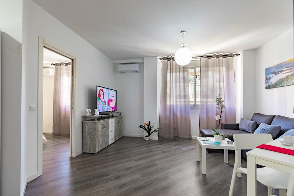Communal lounge/ TV room, TV and multimedia, Living room, Seating area, Dining area, air conditioner