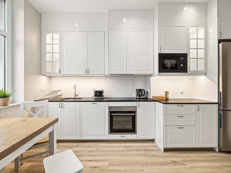 Coffee/tea facilities, Kitchen or kitchenette, Dining area, dishwasher, stove, toaster