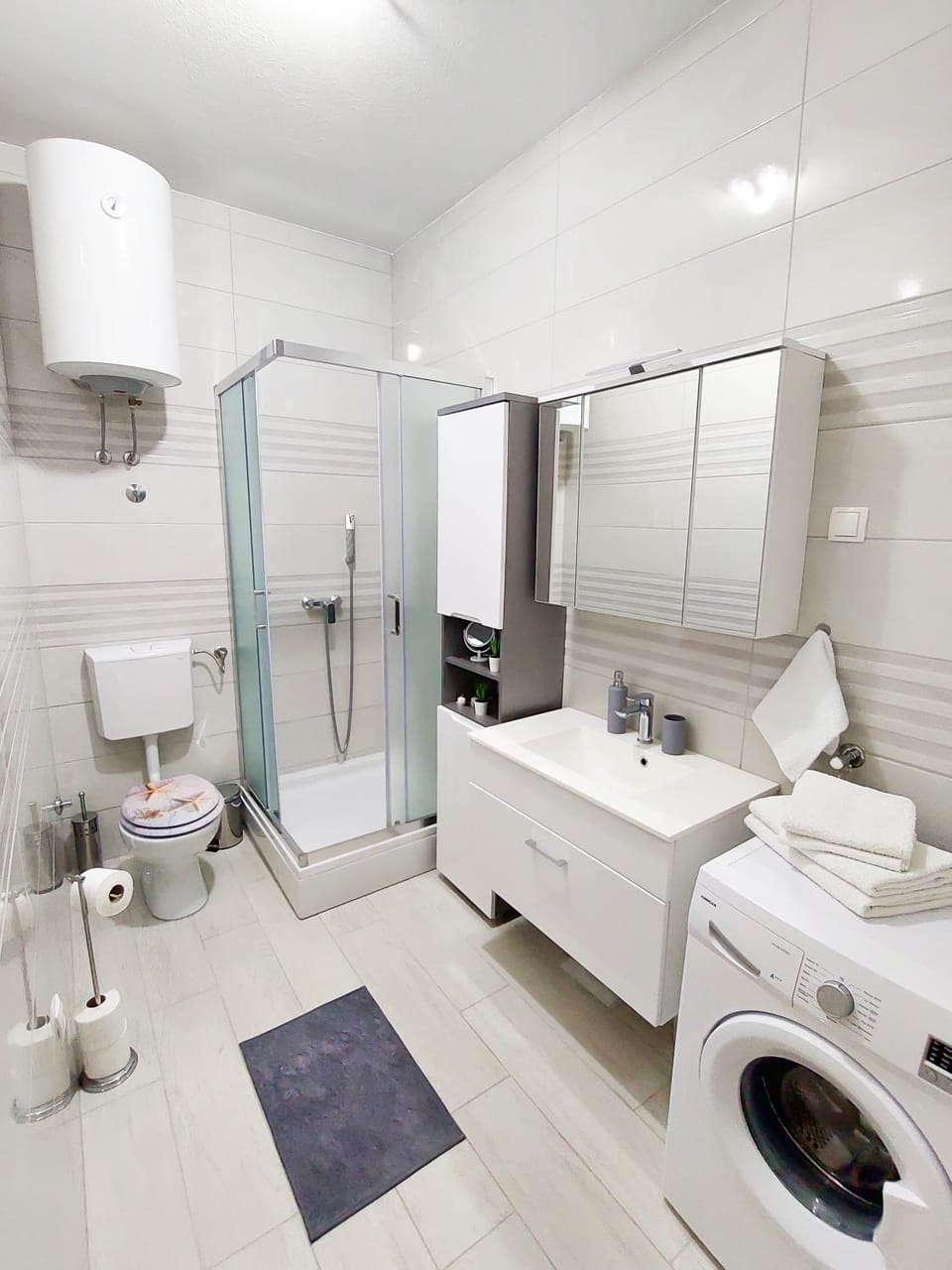 Shower, Toilet, Bathroom, towels, washing machine