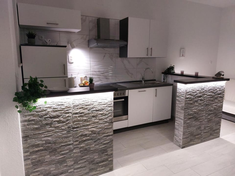 Kitchen or kitchenette, dishwasher, pet friendly, stove