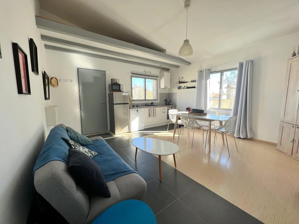 Kitchen or kitchenette, Living room, Seating area, Dining area, minibar, pet friendly, stove