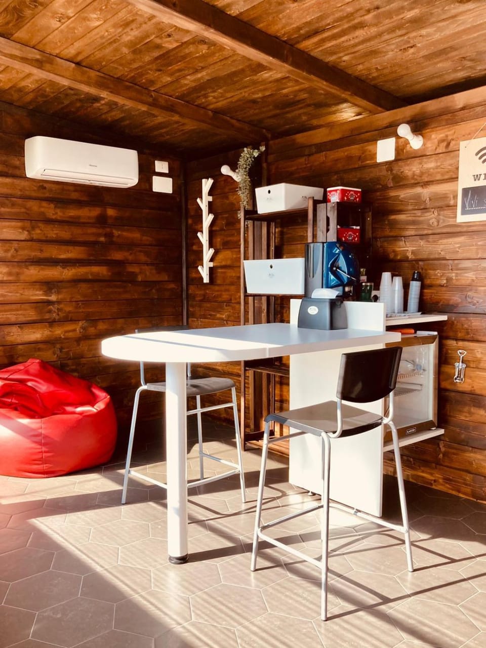 Coffee/tea facilities, Seating area, Dining area, air conditioner