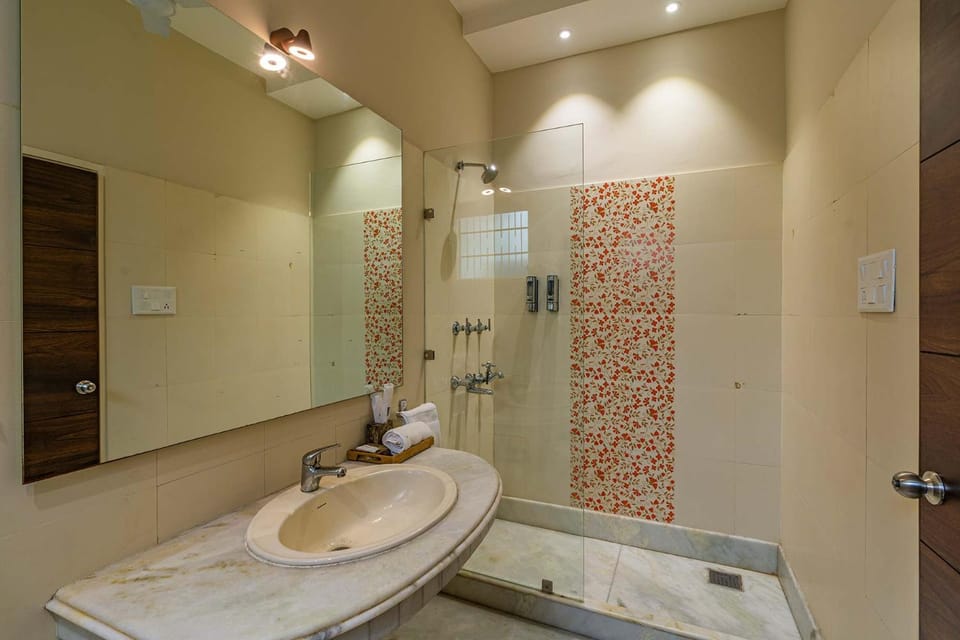 Shower, Toilet, Bathroom, towels