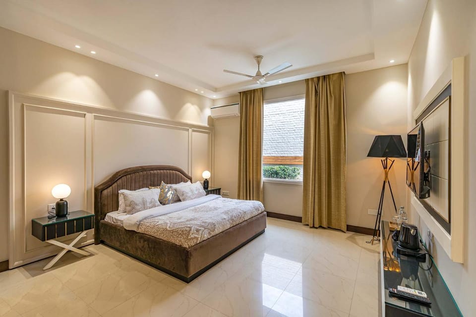Bed, TV and multimedia, Photo of the whole room, Bedroom, fireplace