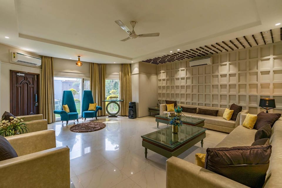 Living room, Seating area, fireplace, air conditioner