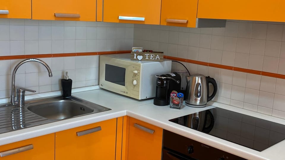 Coffee/tea facilities, Kitchen or kitchenette, stove