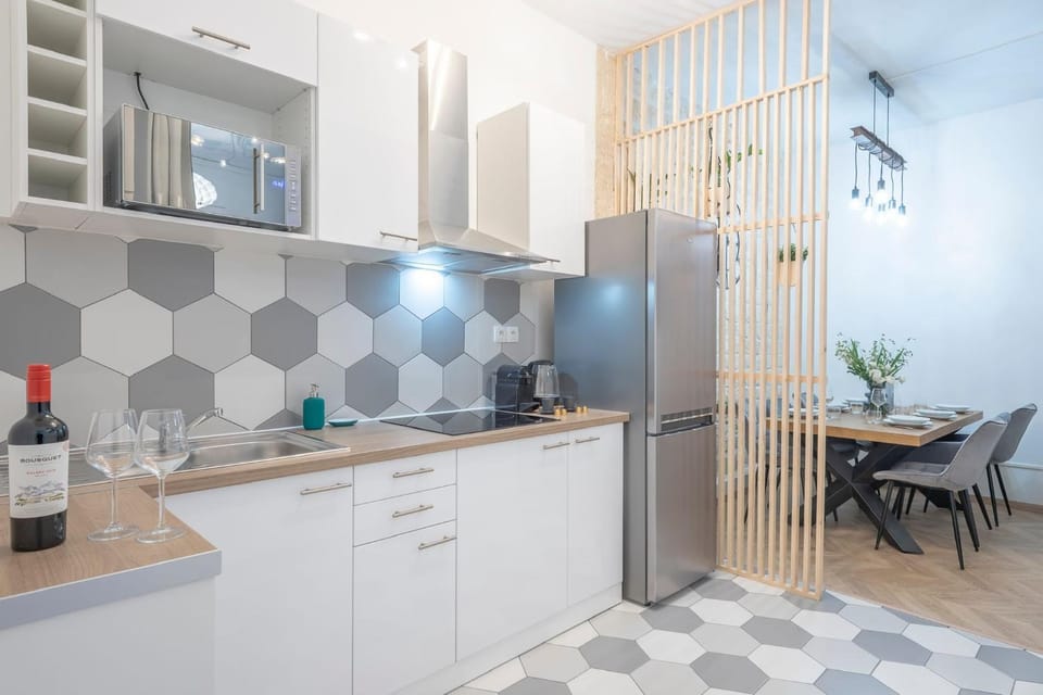Kitchen or kitchenette, minibar, stove, washing machine