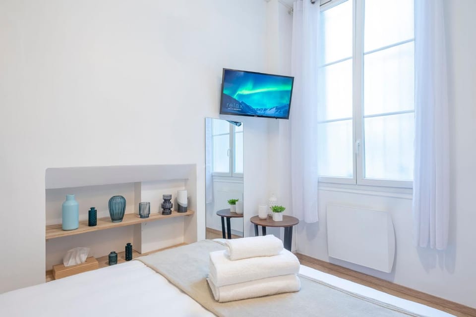 Bed, TV and multimedia, Photo of the whole room, Bedroom