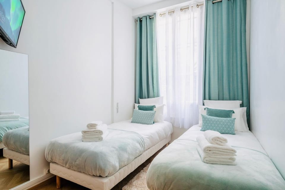 Bed, TV and multimedia, Photo of the whole room, Bedroom, storage, towels