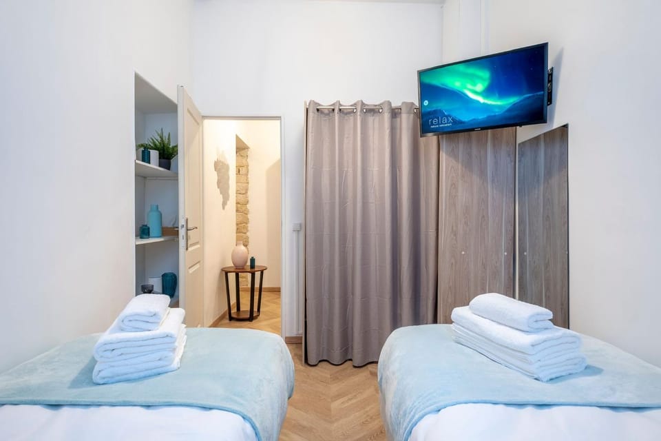 Bed, TV and multimedia, Photo of the whole room, Bedroom, storage, towels