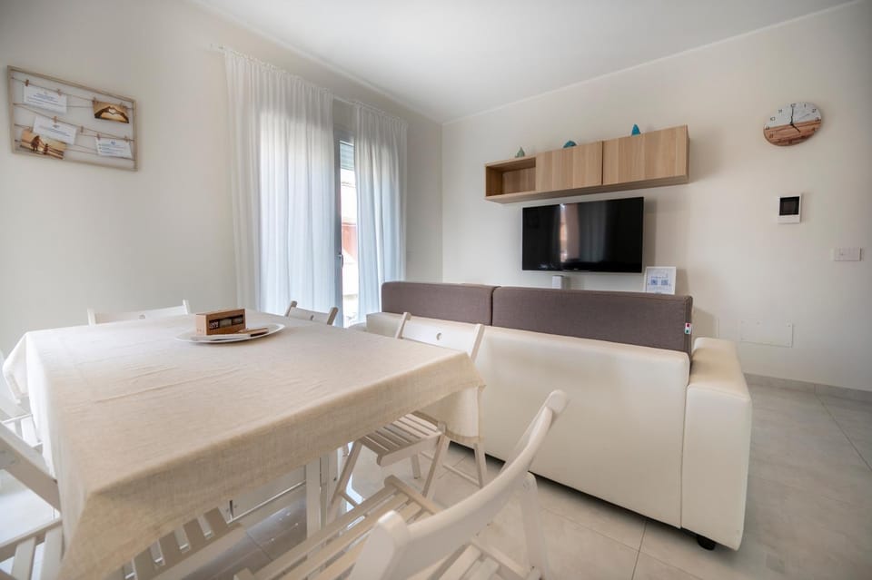TV and multimedia, Kitchen or kitchenette, Living room, Seating area