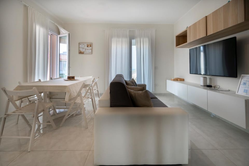 TV and multimedia, Kitchen or kitchenette, Living room, Seating area, Dining area