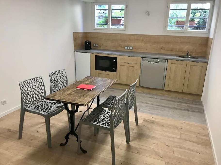 Kitchen or kitchenette, Dining area
