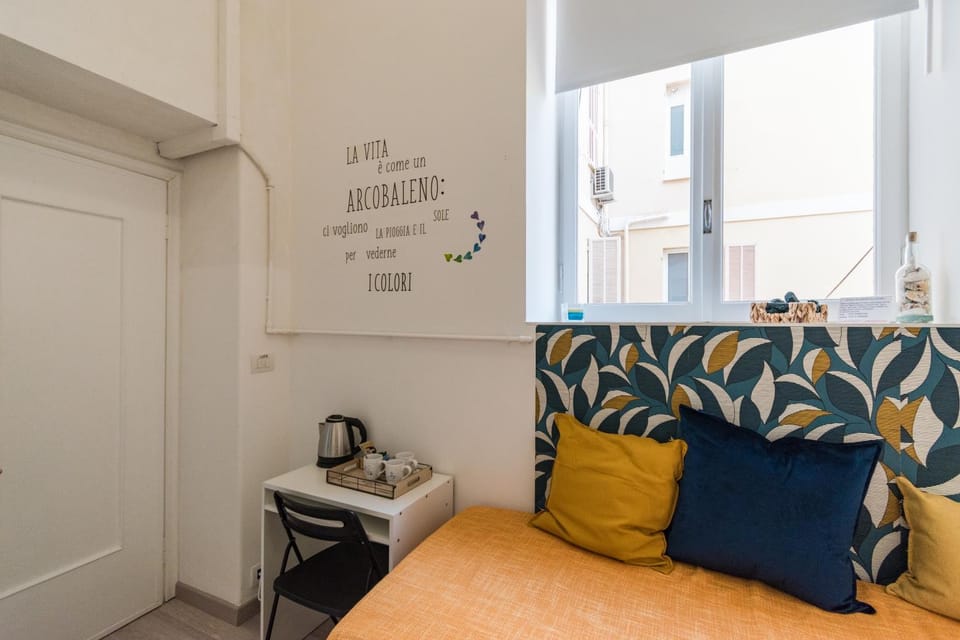 Bed, Photo of the whole room, Seating area, Inner courtyard view, air conditioner