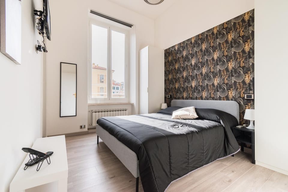 Bed, TV and multimedia, View (from property/room), Photo of the whole room, Bedroom, City view, air conditioner