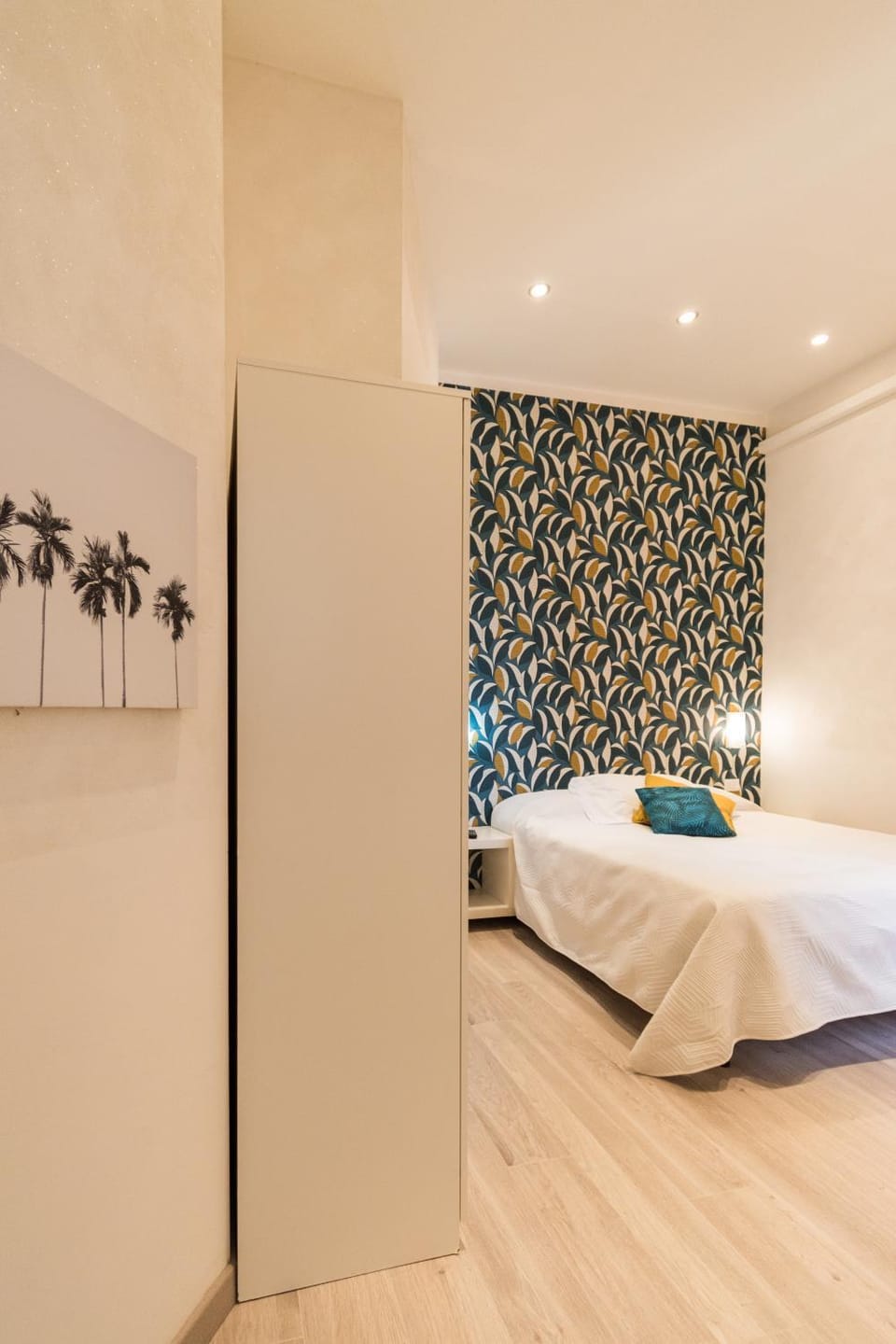 Bed, Photo of the whole room, Decorative detail, Bedroom, wardrobe