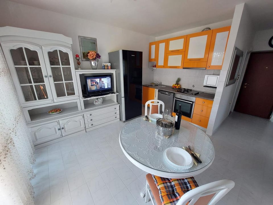 TV and multimedia, Kitchen or kitchenette, Dining area, dishwasher, minibar, pet friendly, stove, toaster