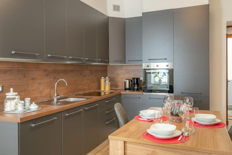 Coffee/tea facilities, Kitchen or kitchenette, Dining area, dishwasher, pet friendly, stove