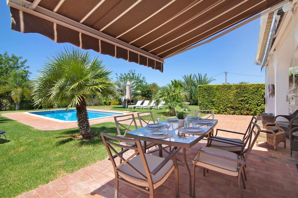 Property building, Balcony/Terrace, Living room, Swimming pool