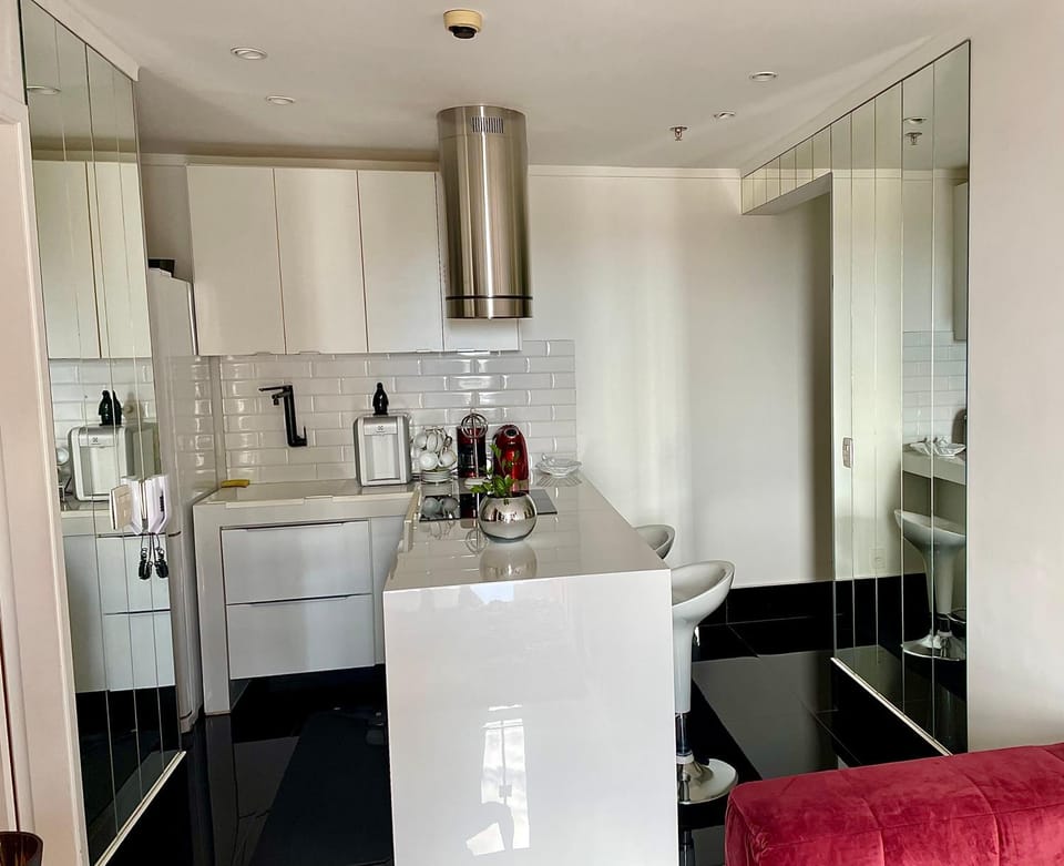 Coffee/tea facilities, Kitchen or kitchenette, Dining area, oven, stove, toaster