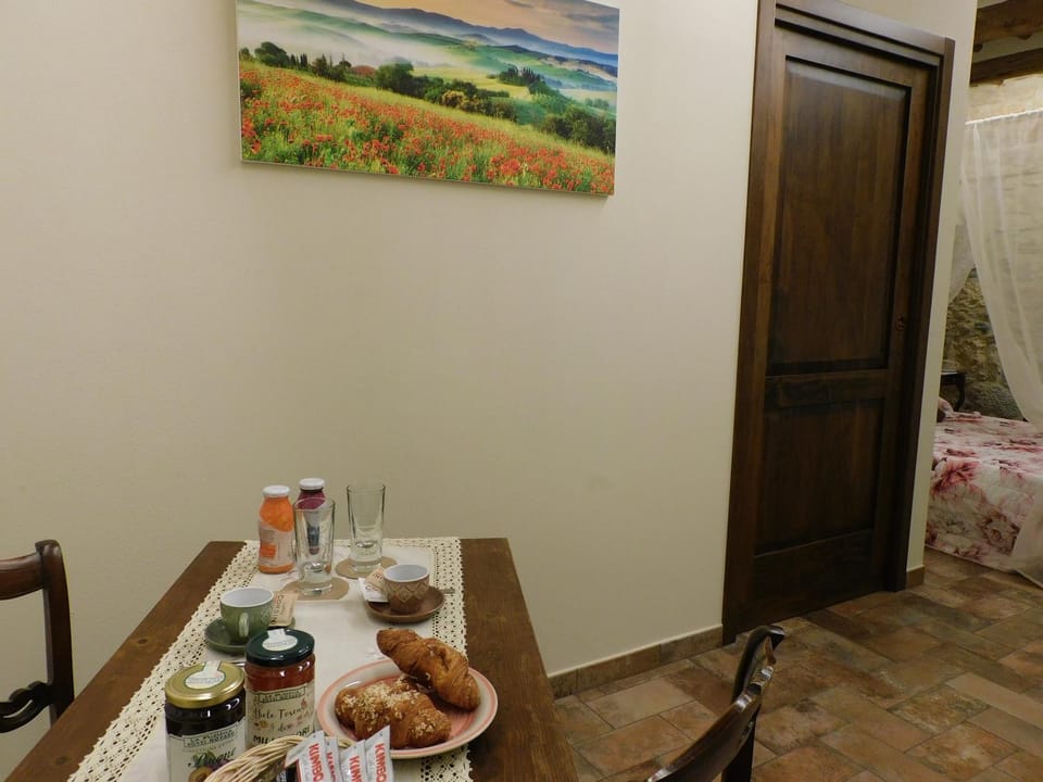 Bed, Photo of the whole room, Dining area