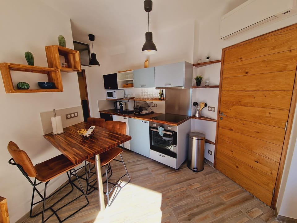 Coffee/tea facilities, Kitchen or kitchenette, Dining area, minibar, pet friendly, stove, toaster