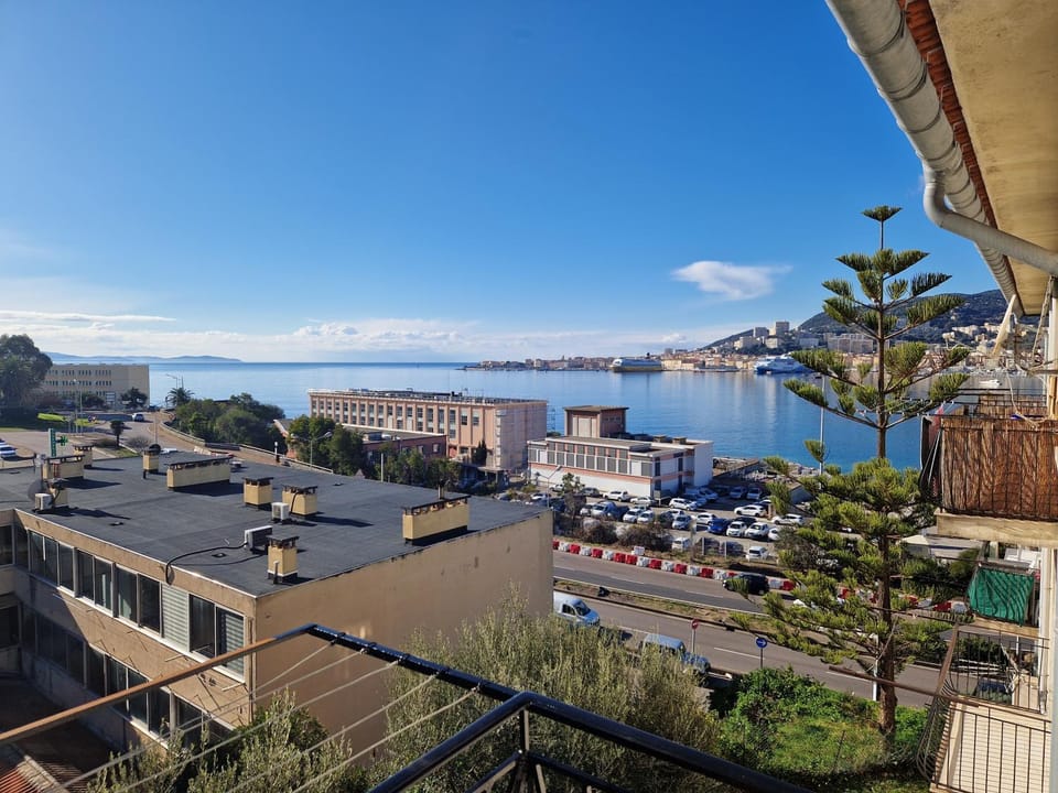City view, Sea view