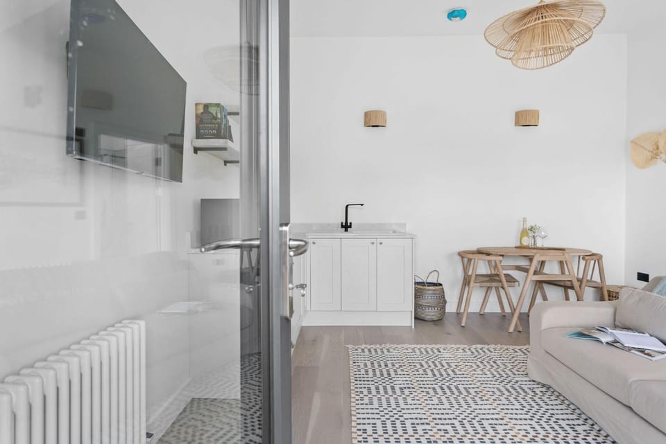 Kitchen or kitchenette, Dining area, internet