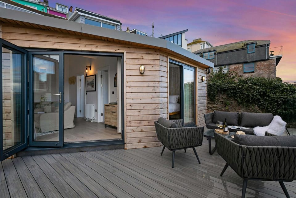 Property building, Balcony/Terrace, Seating area