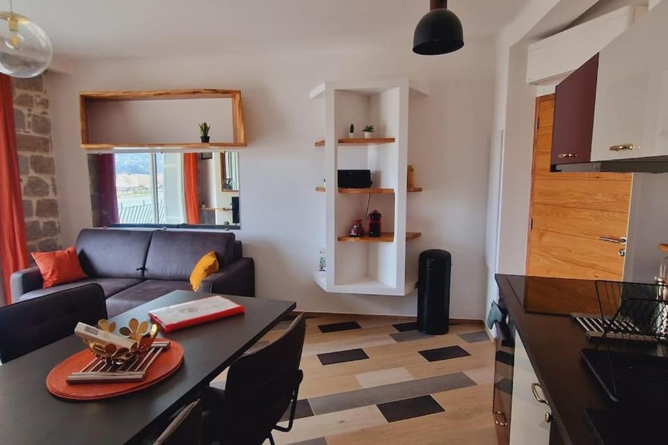 Kitchen or kitchenette, Living room, Seating area, Dining area