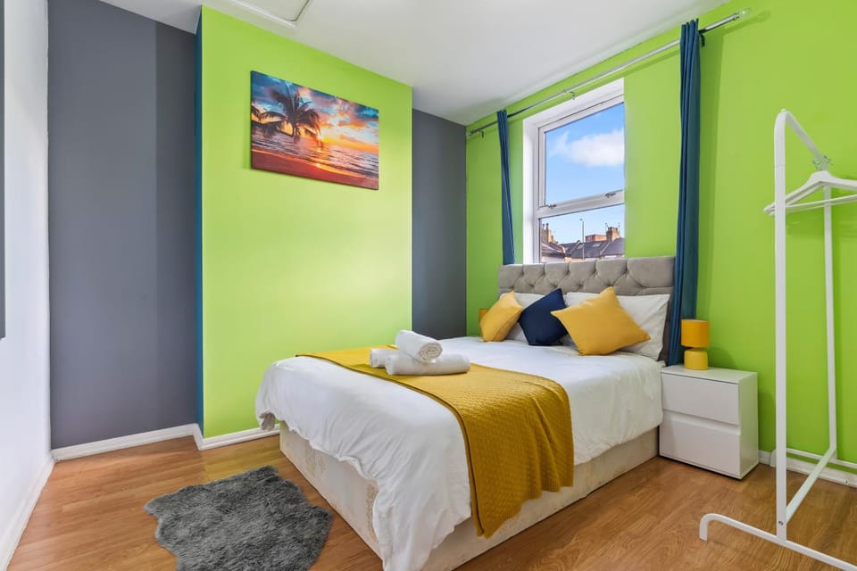 Spacious 4BR Home In Brixton with Garden House in London