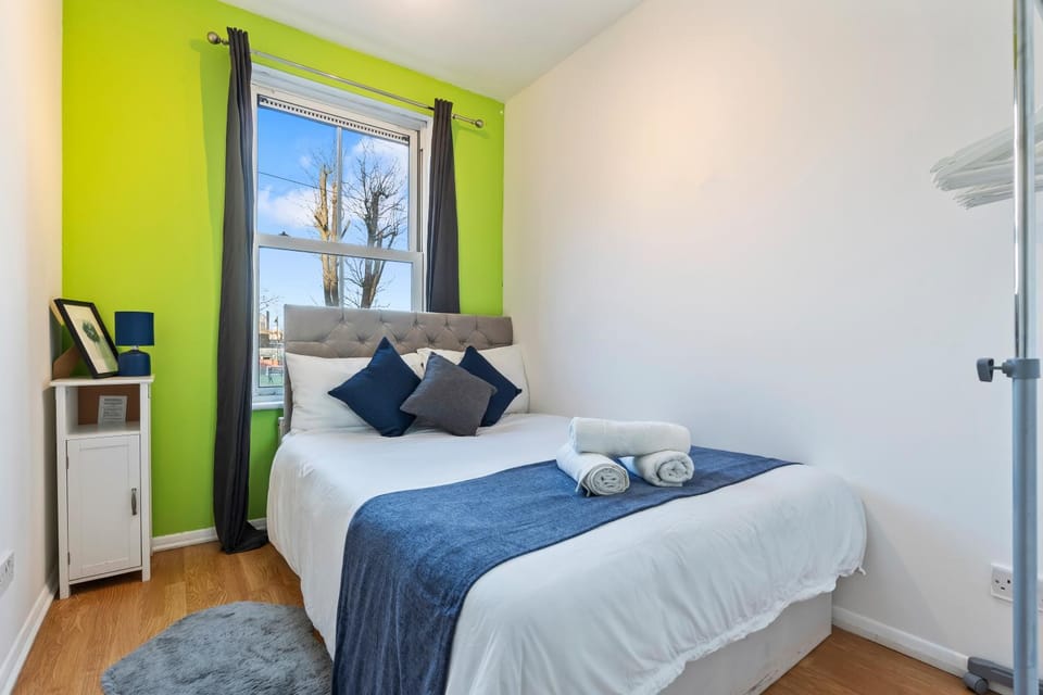 Spacious 4BR Home In Brixton with Garden House in London