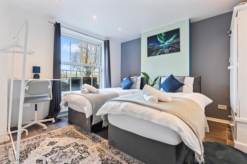 Spacious 4BR Home In Brixton with Garden House in London