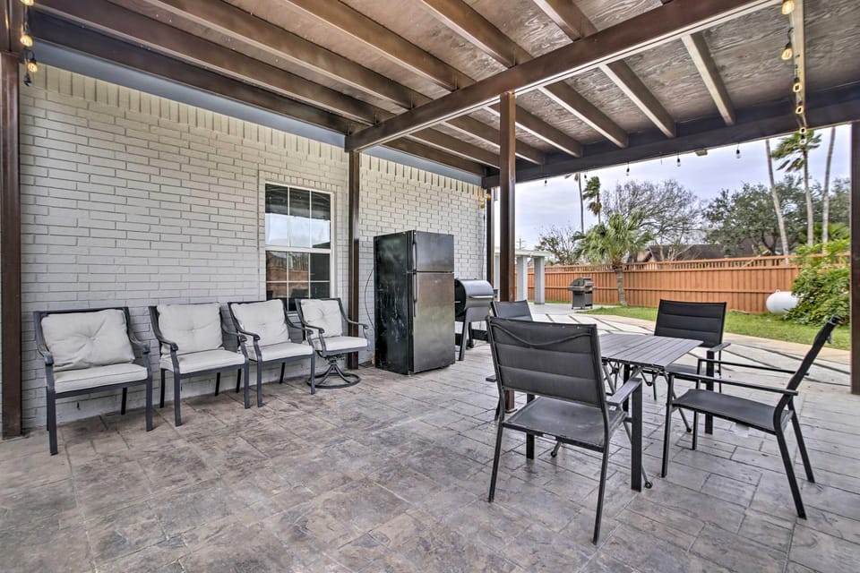 Patio & Balcony: Gulf Coast Retreat in Brownsville House in Brownsville