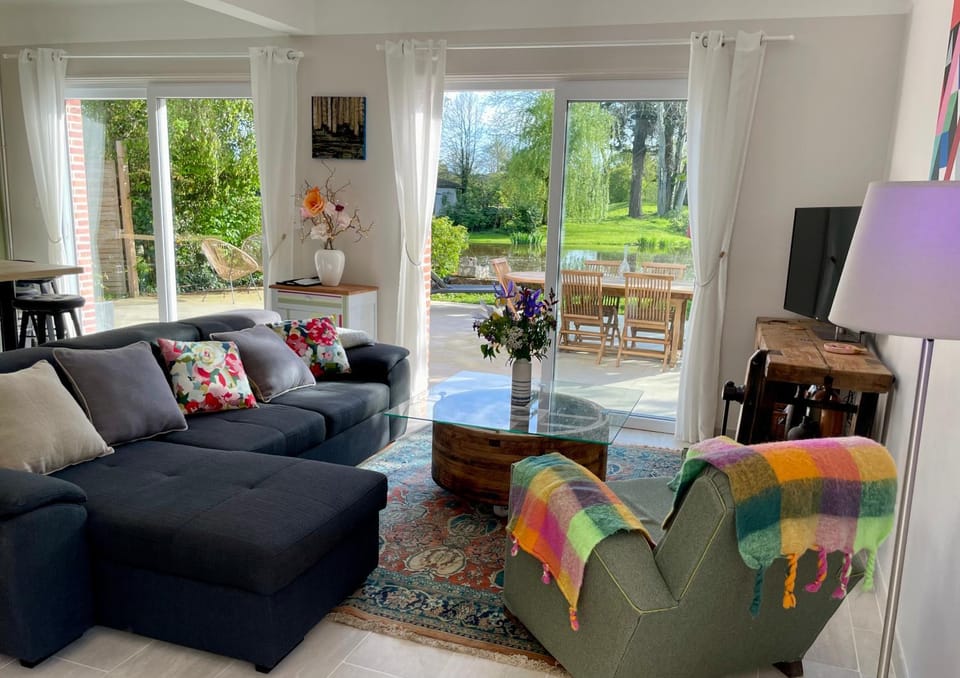 Communal lounge/ TV room, TV and multimedia, Garden view