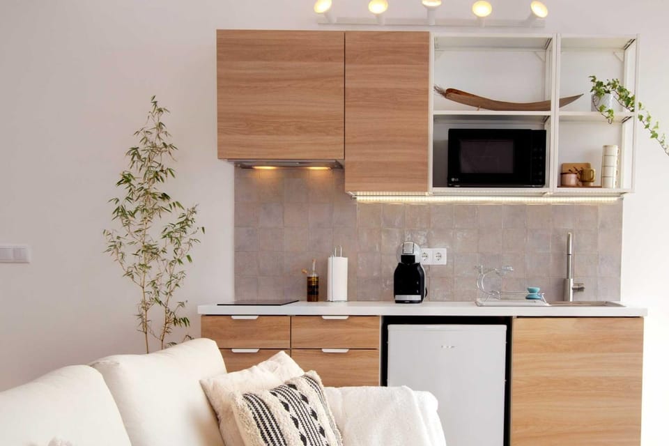 Kitchen or kitchenette, Dining area, minibar, stove