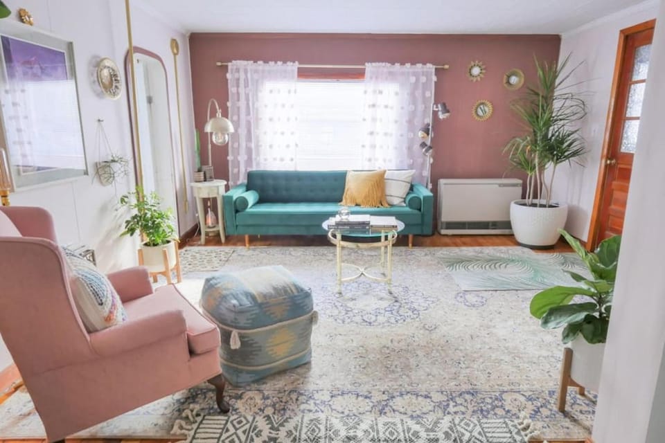 Bohemian Bungalow with Hot Tub Apartment in Burlington
