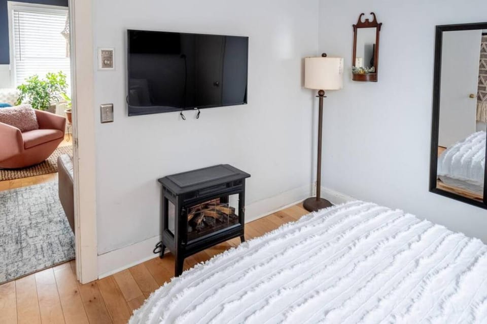 Deluxe Cute Apt Walk to Restaurants Apartment in Burlington