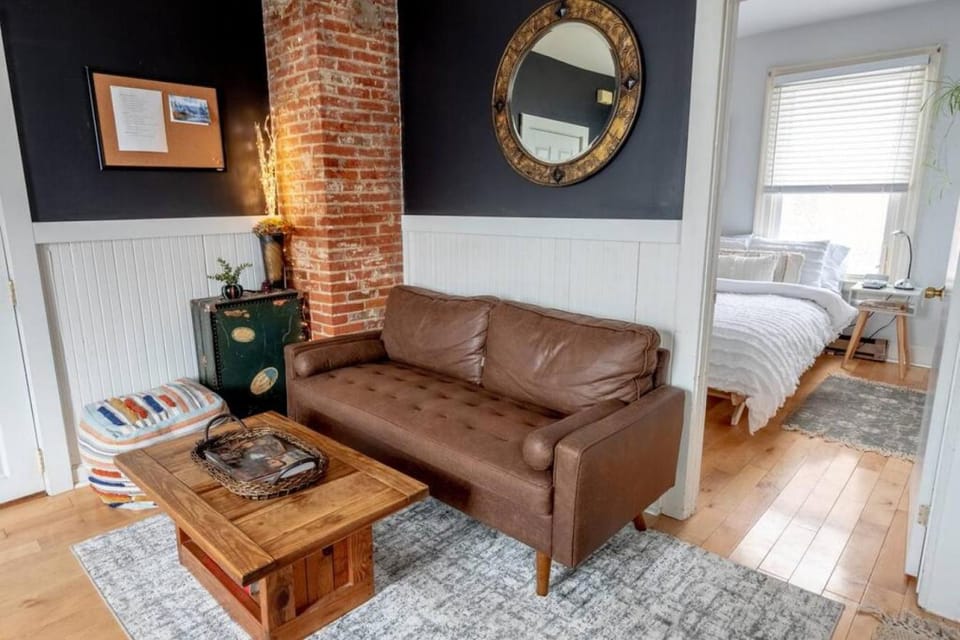 Deluxe Cute Apt Walk to Restaurants Apartment in Burlington