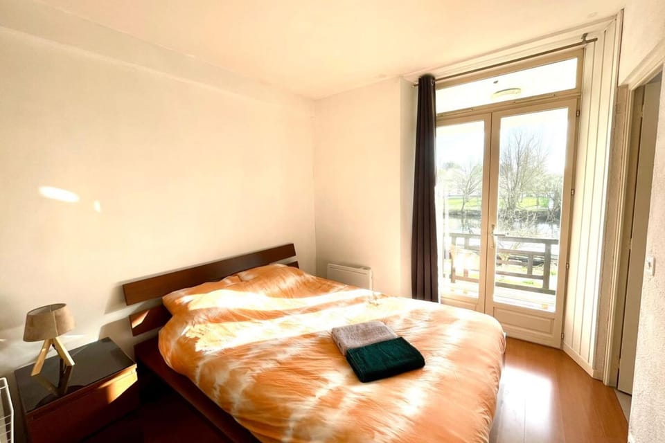 La Halte- Vue Rivière- Élégant T3- Parking- RDC Apartment in Île-de-France