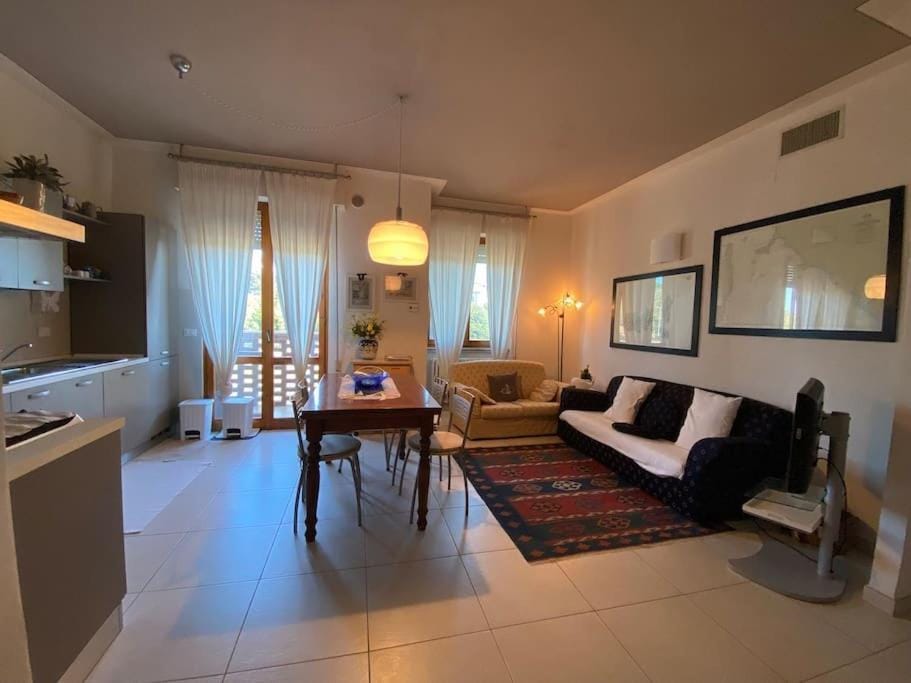 TV and multimedia, Kitchen or kitchenette, Living room, Seating area, Dining area