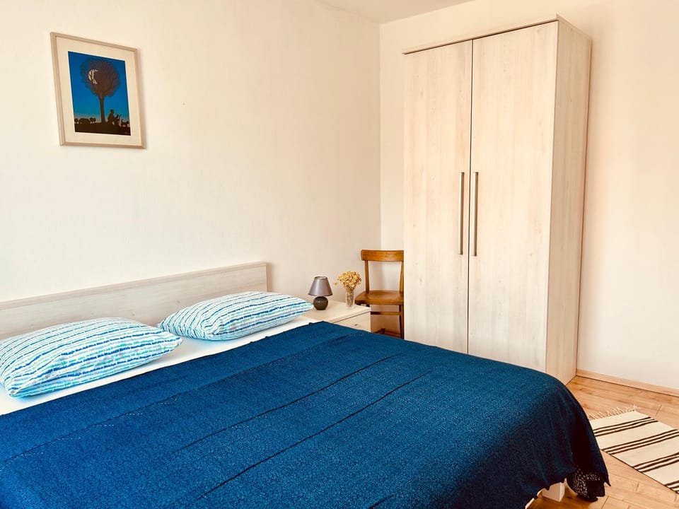 Photo of the whole room, Bedroom