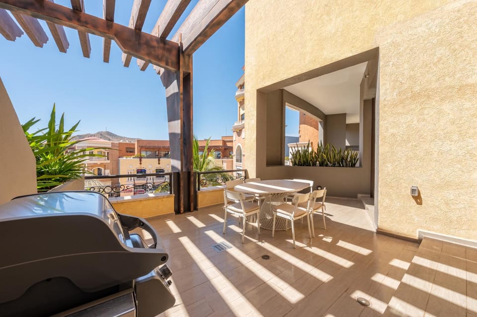 Day, View (from property/room), Balcony/Terrace, Seating area, Dining area