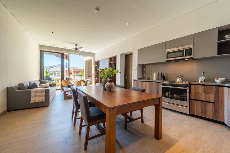 Coffee/tea facilities, Kitchen or kitchenette, Living room, Seating area, Dining area, oven, toaster