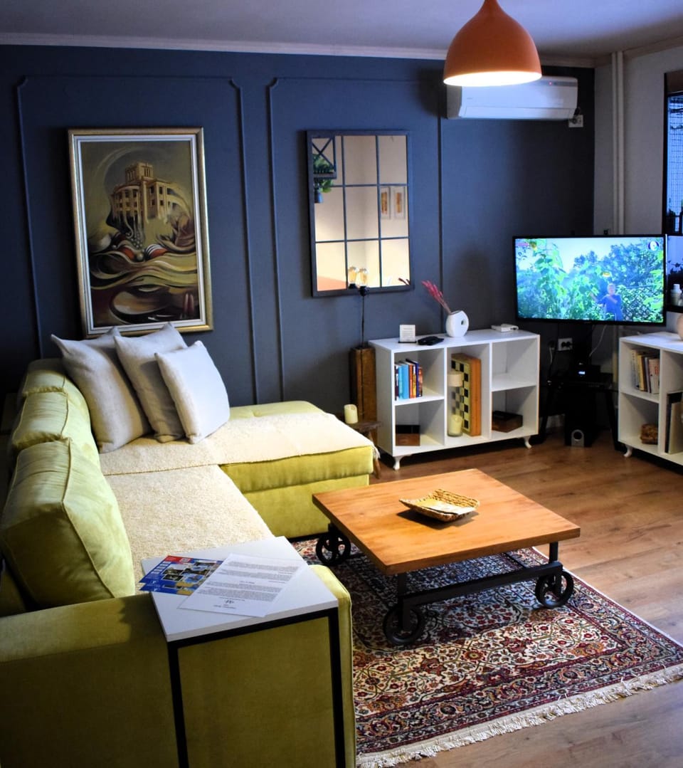 Communal lounge/ TV room, TV and multimedia, Living room, Seating area, Evening entertainment