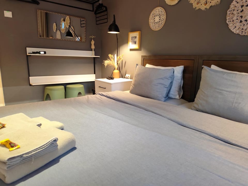Bed, Photo of the whole room, Bedroom, towels