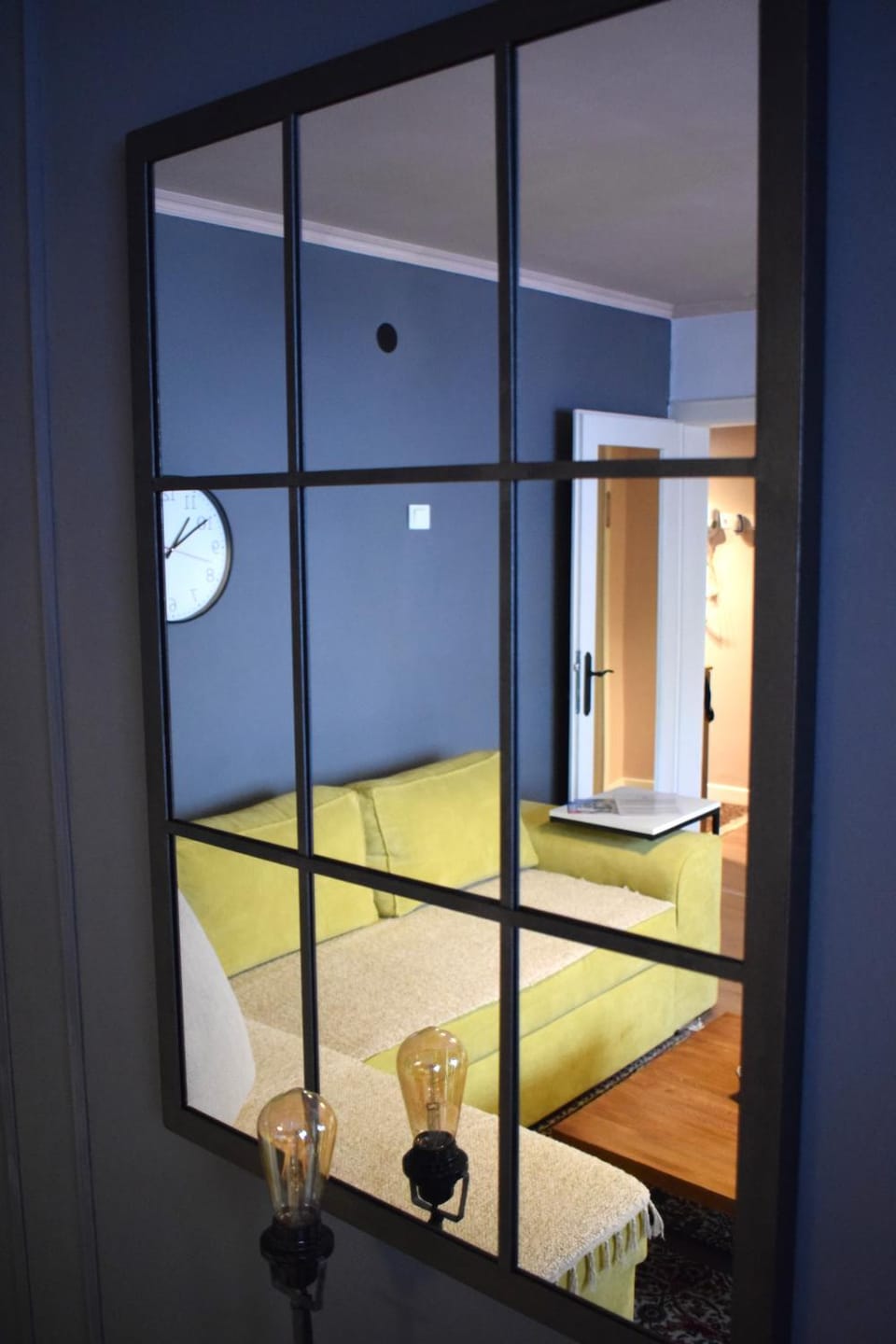 Bed, Living room, Photo of the whole room, Seating area